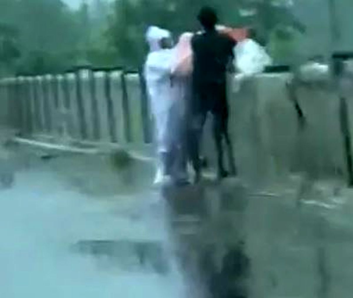 پرتاب مردگان کرونایی از پل به رودخانه جنجال بپا کرد +عکس