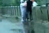 پرتاب مردگان کرونایی از پل به رودخانه جنجال بپا کرد +عکس