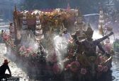 عکس جالب از حمل مجسمه طلایی بودا
