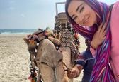 سلفی جنجالی بهاره کیان افشار با یک شتر +عکس