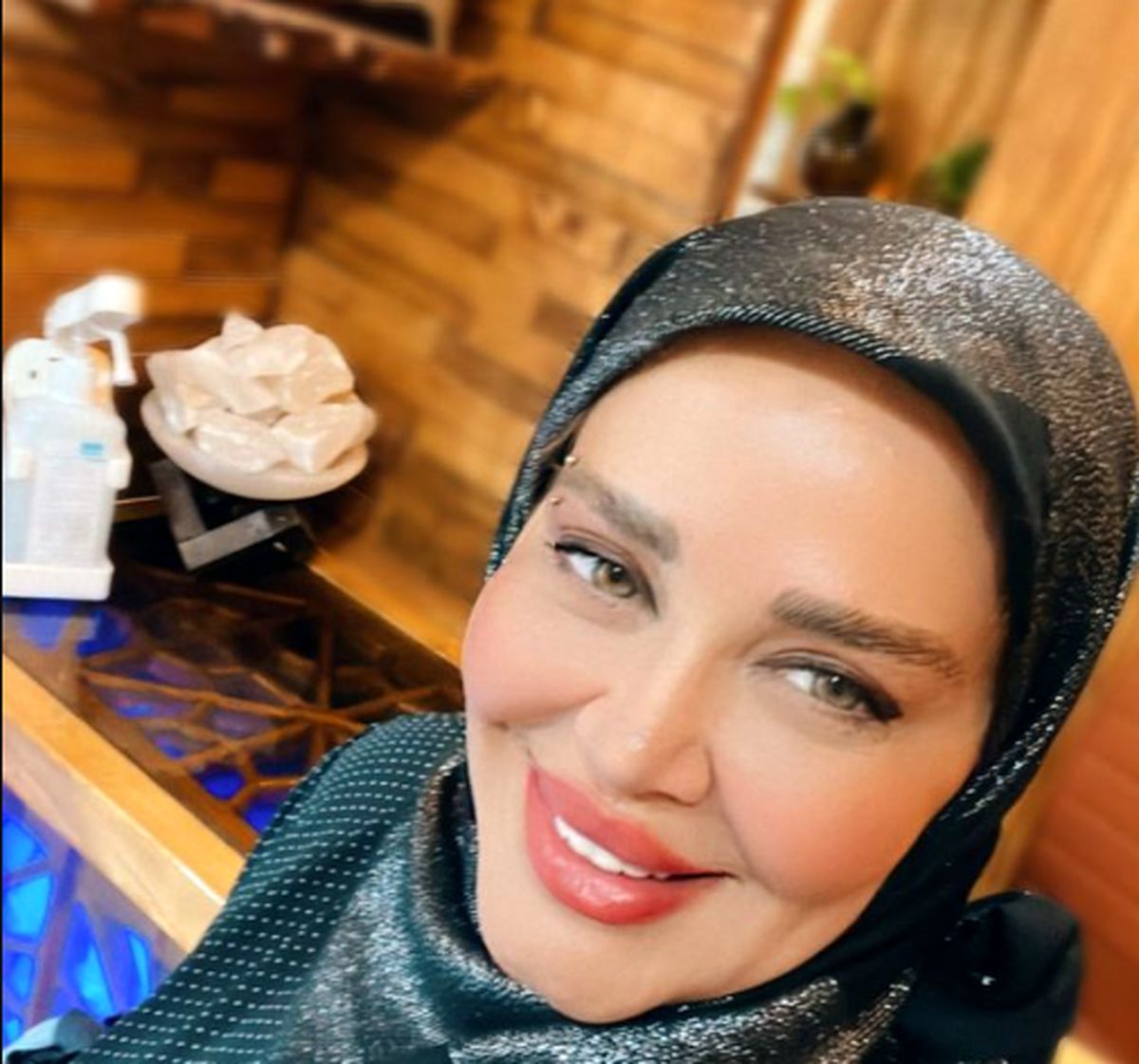 گوشه‌ای از خانه شیک و متفاوت بهاره رهنما | آینه و کنسول لاکچری بهاره رهنما