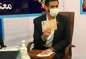 سعید محمد درحال نشان دادن شناسنامه به خبرنگاران+عکس
