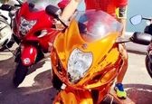 موتور خفن بهرنگ علوی کنار ساحل +عکس