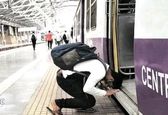 بوسه شهروند هندی به مترو بمبئی +عکس 