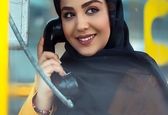 خانم مجری در کیوسک‌ قدیمی تلفن +عکس
