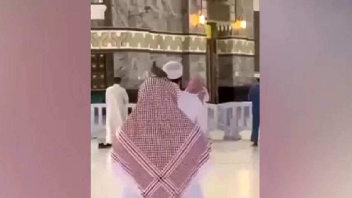 اتفاقی جالب برای یک شهروند هنگام نماز در کعبه +عکس و فیلم