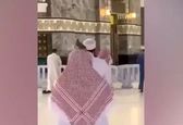 اتفاقی جالب برای یک شهروند هنگام نماز در کعبه +عکس و فیلم