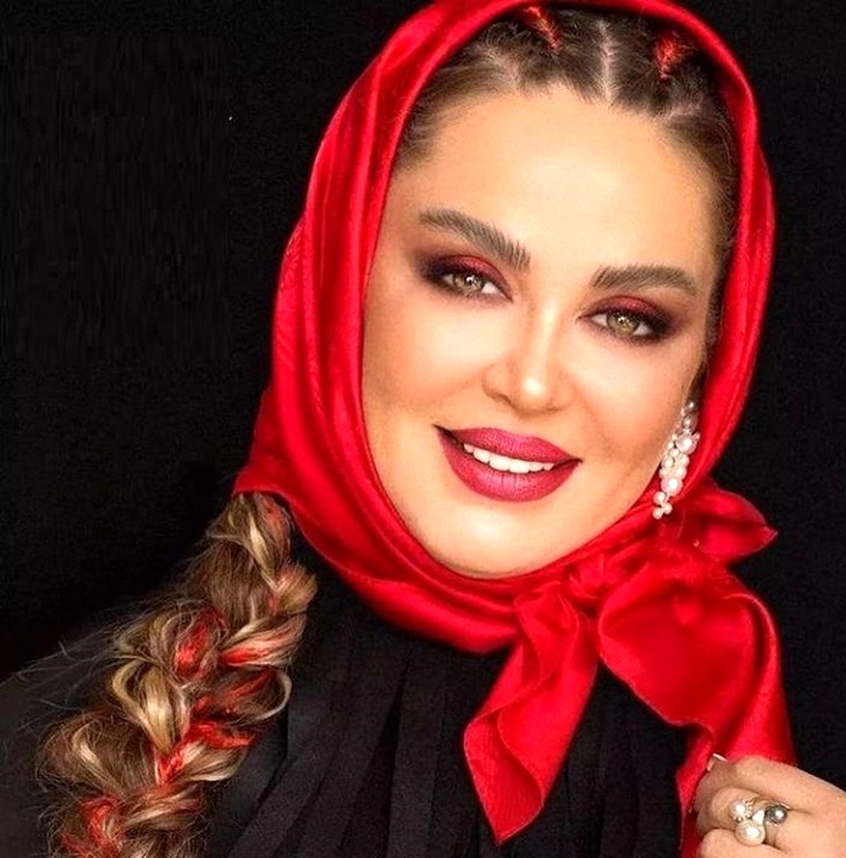 سلفی خنده‌دار بهاره رهنما با کلاه پشمی! | تغییر فاز ناگهانی بهاره خانم یوهویی
