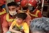 نجات پسربچه 8 ساله زنده به گور شده در ریزش خانه قدیمی در میدان راه آهن +عکس