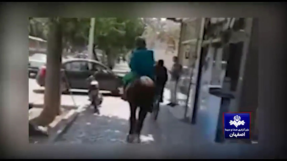 حمله وحشتناک مرد اسب سوار با شمشیر در اصفهان+ویدئو
