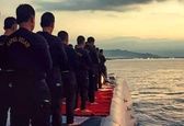 اقامه نماز جماعت بر روی زیر دریایی‌+عکس 
