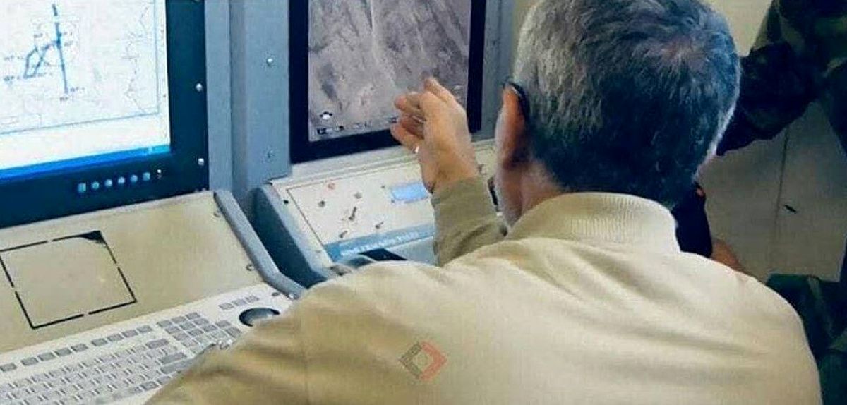 شهید سردار سلیمانی در اتاق کنترل پهپاد +عکس