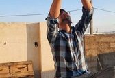 وضع عجیب نفر هفتم کنکور روی بشکه نفت+عکس