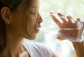آیا نوشیدن آب با غذا مضر است؟