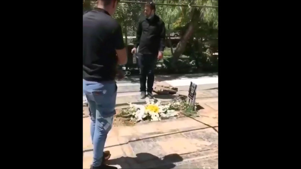 مراسم خاکسپاری غریبانه احمد پور مخبر+عکس