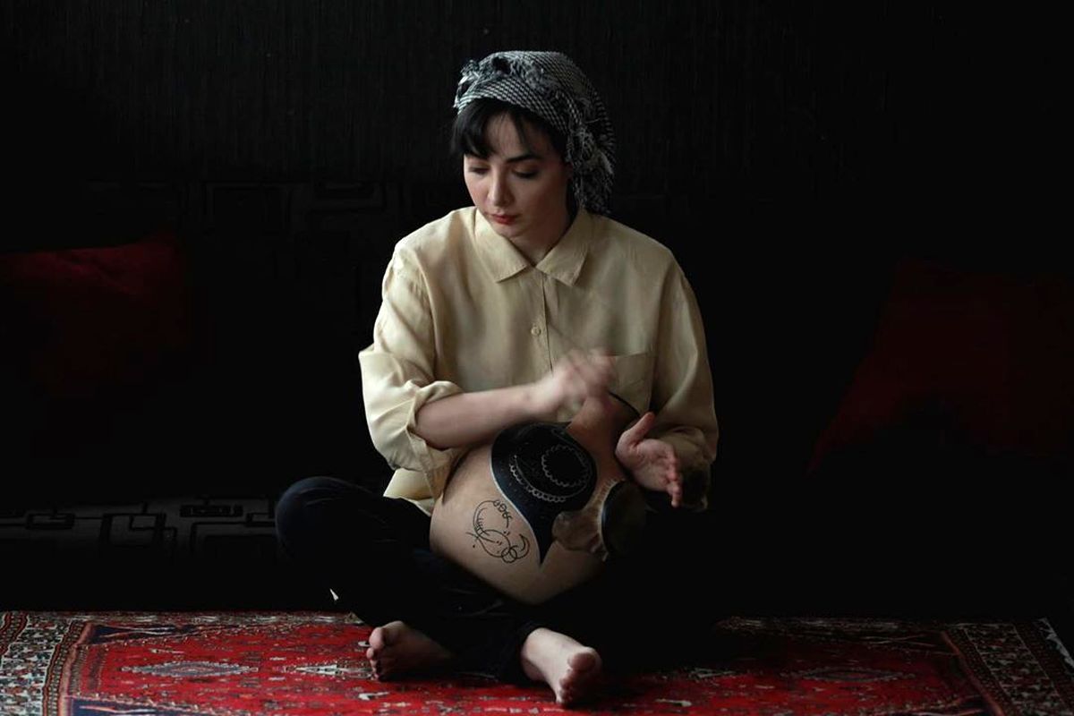 المیرا دهقانی با تیپ پسرانه در حال تنبک نوازی +عکس