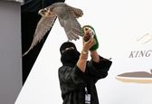 پرنده شکاری بر روی دستان زن عربستانی