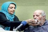 همسر مرحوم قاضی مرادی بر سر مزار بازیگر معروف +عکس