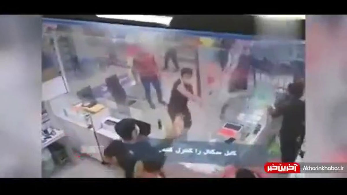 حمله وحشتناک اوباش قمه ‌به ‌دست به یک پاساژ+ویدئو