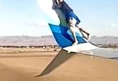 بالارفتن مرد جوان از بال هواپیما همه را متحیر کرد+فیلم