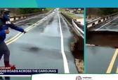 فرار معجزه آسای گزارشگر از ریزش ناگهانی پل! +عکس