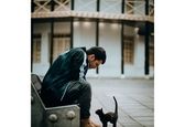 بازی جالب روزبه حصاری با یک گربه! +عکس