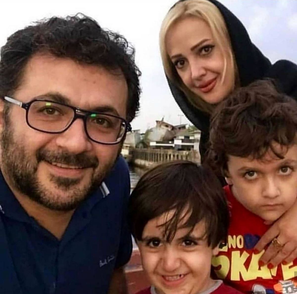شهرام عبدلی درکنار همسر و فرزندانش