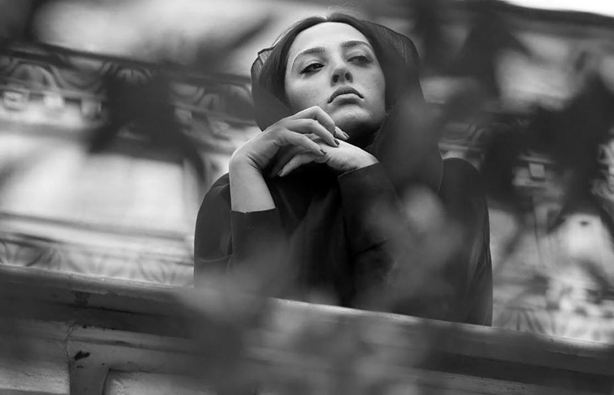 ژست متفکرانه آناهیتا درگاهی در تراس خانه اش +عکس