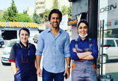 عکس یادگاری فرهاد مجیدی با 2 بانوی تعمیرکار +عکس