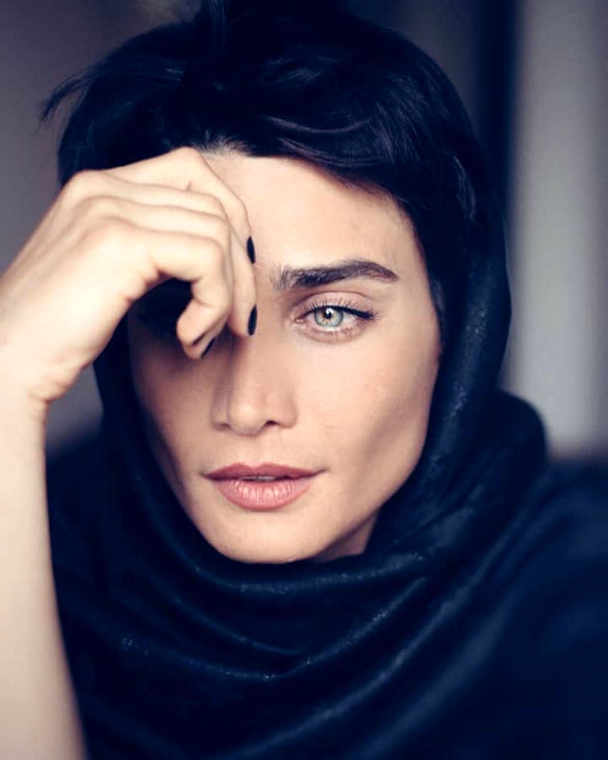 قیافه تینا آخوندتبار در حال تفکر+عکس