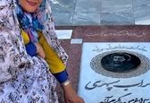 لاله اسکندری با چادر رنگی سر مزار +عکس