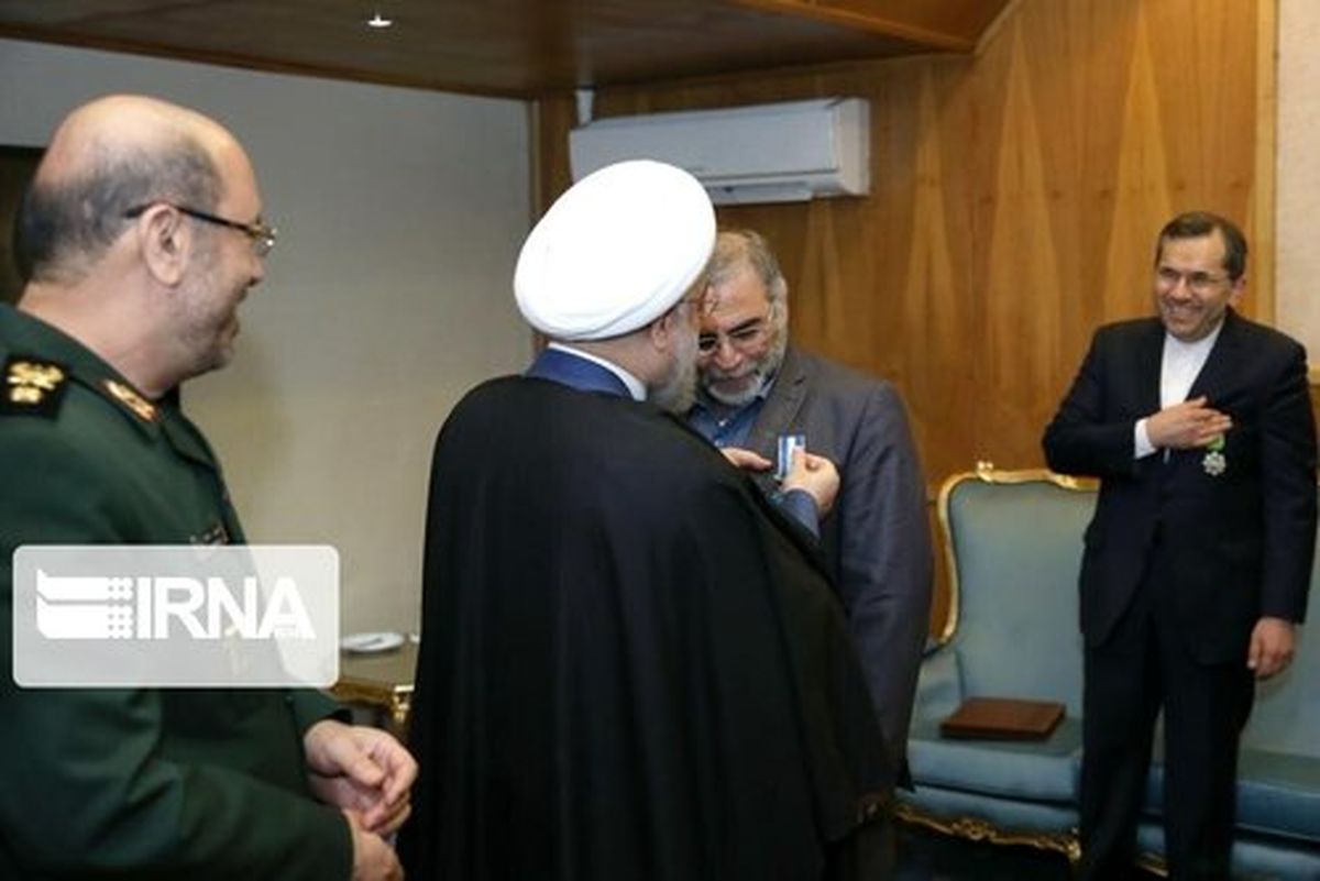 نشان خدمت روحانی به شهید فخری زاده +عکس 