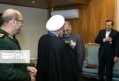 نشان خدمت روحانی به شهید فخری زاده +عکس 