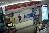 عاقبت پرت شدن حواس به تلفن همراه هنگام راه رفتن + فیلم