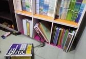 پنهان شدن مار کبرا در کتابخانه مدرسه خبرساز شد! +عکس