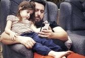 ژست جالب محسن کیایی و دخترش رز+عکس