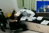 سیلی زدن بیمار به پرستار حین انجام تست کرونا! +فیلم