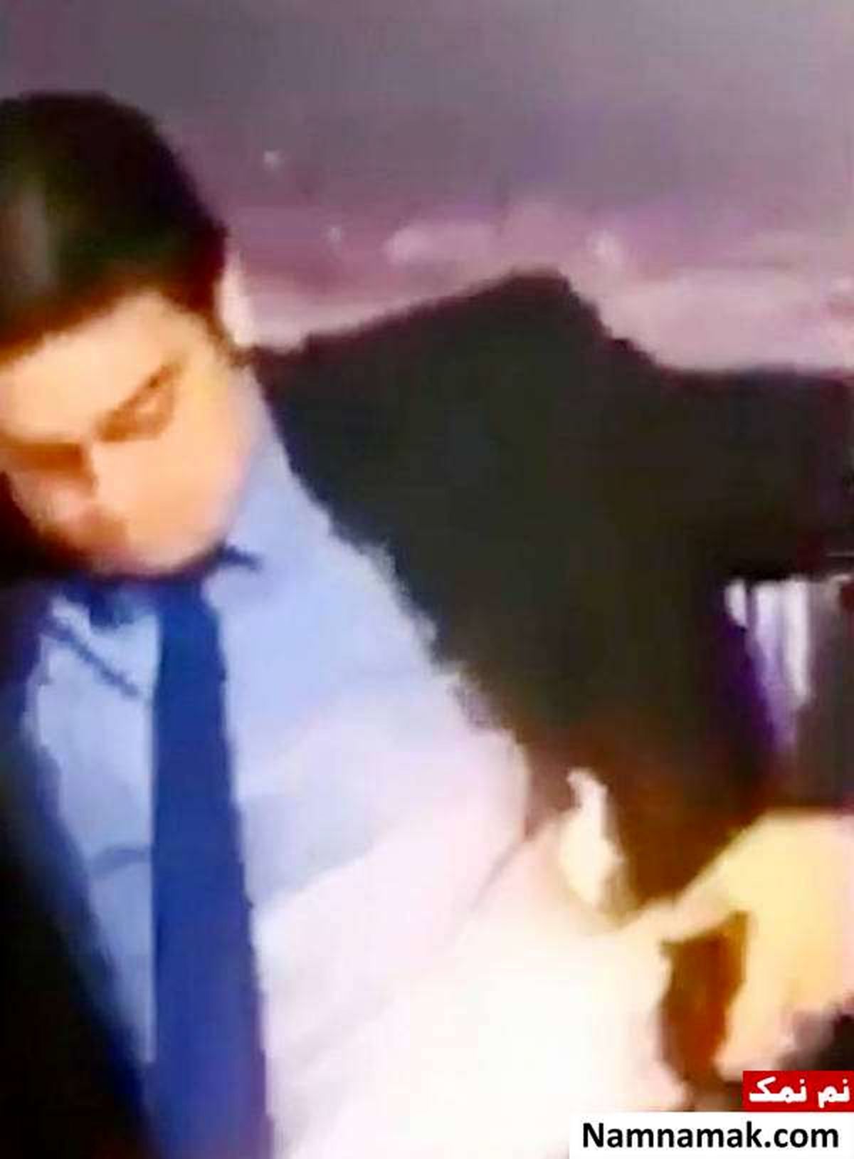 افتادن گلوله آتشین روی مجری در وسط برنامه +عکس