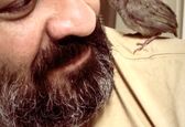 عکس جالب مهراب قاسمخانی با یک پرنده