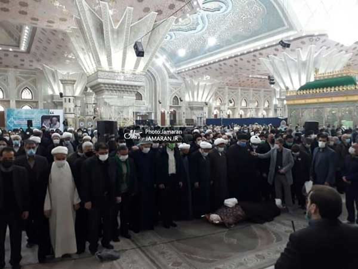 اقامه نماز سیدحسن بر پیکر جلالی خمینی +عکس
