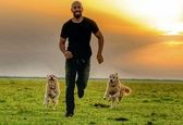 بازی بدلکار معروف ایرانی با سگ ها+عکس