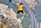 تصاویر دلهره آور سه جوان در لبه پرتگاه فتوشاپ یا واقعی!؟