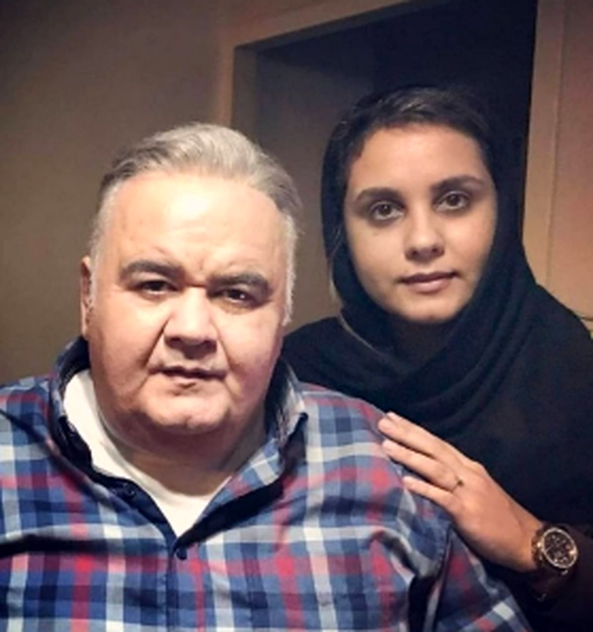 اکبر عبدی: دخترم رو اینجا بذاری، وزنش طلا می‌دم! | اکبر عبدی در یک موقعیت جالب و خنده‌دار