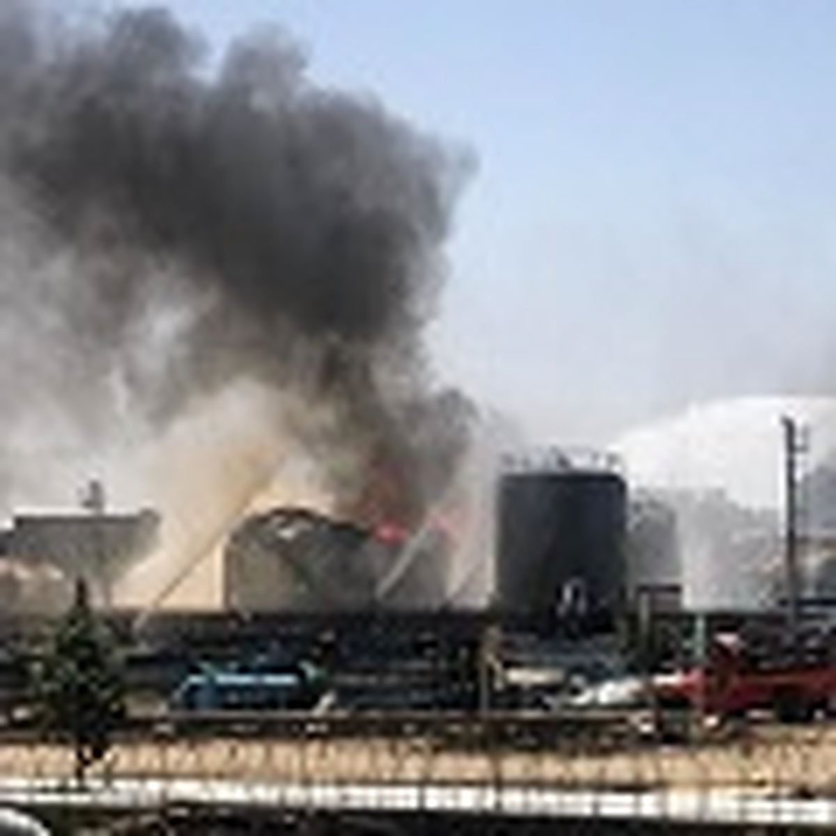 عملیات مهار آتش‌سوزی در پالایشگاه تهران  ادامه دارد