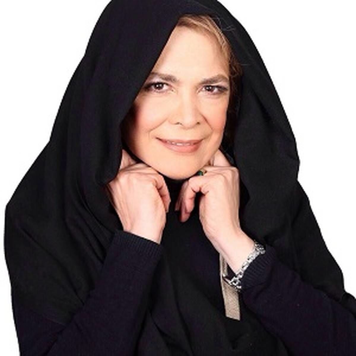 اجرای زنده علی زند وکیلی زیر باران در خاکسپاری بیتا فرهی + فیلم