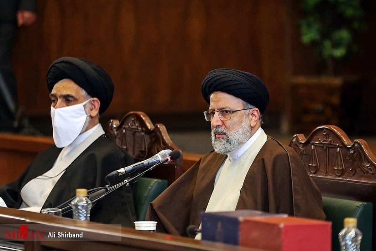 ماسک عجیب یک روحانی در جلسه با رئیسی +عکس