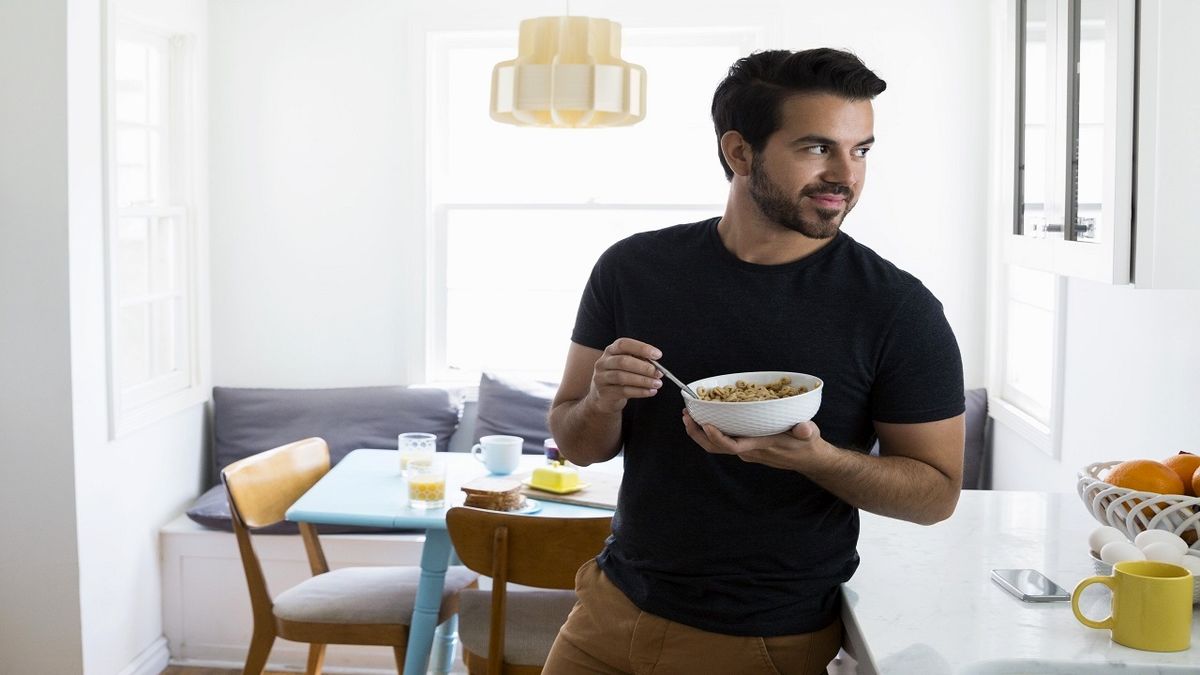 چرا نبایدایستاده غذا بخوریم؟