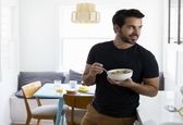 چرا نبایدایستاده غذا بخوریم؟