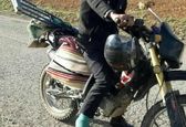 معلم با پای گچ گرفته  در راه مدرسه!  + عکس 