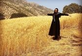 عروس فاطمه گودرزی در گندم زار +عکس